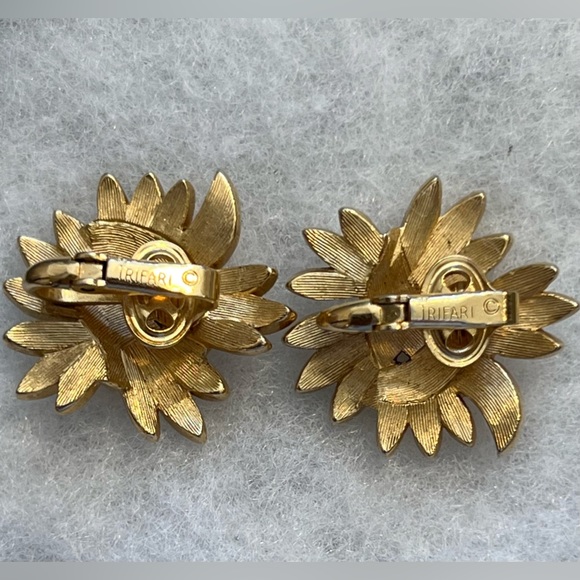 Vintage Trifari clip earrings, gold matte finish - Picture 3 of 5